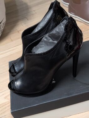 Sexy Black Leather/Patent Trouve Peep Toe Booties 9.5 New In Box